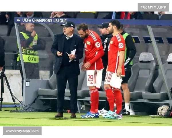 通讯:争议判罚后,柏林联主帅费舍尔在新闻发布会上拒绝评论裁判